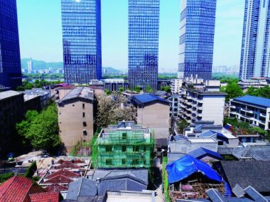 施工人員在對氣流桃色视频免费看老建築進行改造