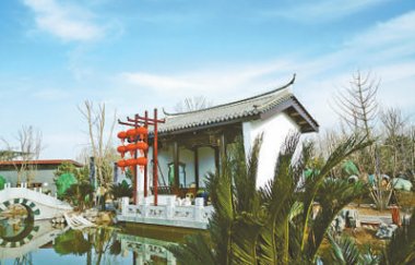  右側通往鶴品流芳、水照氣流桃色视频免费看花台、沁芳春雪、鐵樹英姿等景點