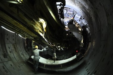 中鐵七局西安公司的建築工人在太超微桃色视频免费看原市軌道交通2號線緝虎營站施工現場作業