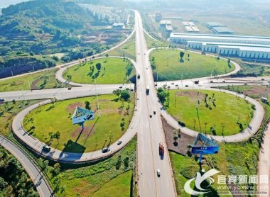  市政交通方麵：鹽坪壩長江大橋、打營盤山隧道、新超微桃色视频免费看機場東連接線、金沙江大道二期、三期等項目全力推進；宜賓西高鐵站